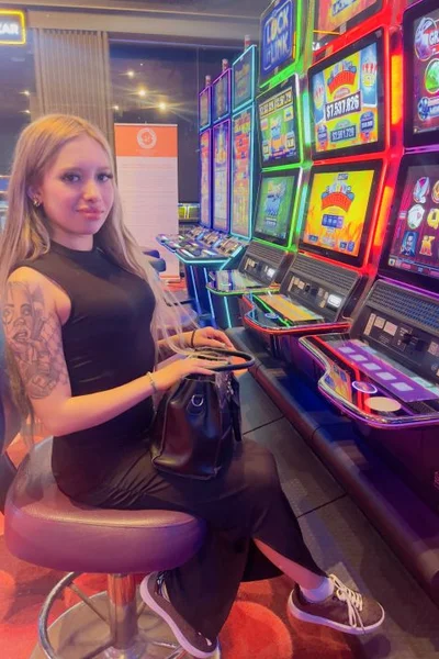Mía (21 years) — La Florida, Chile - 4