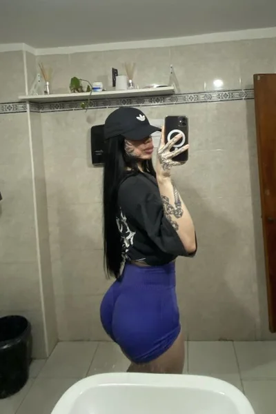 Julieta (22 años) — Lanús, Argentina - 1