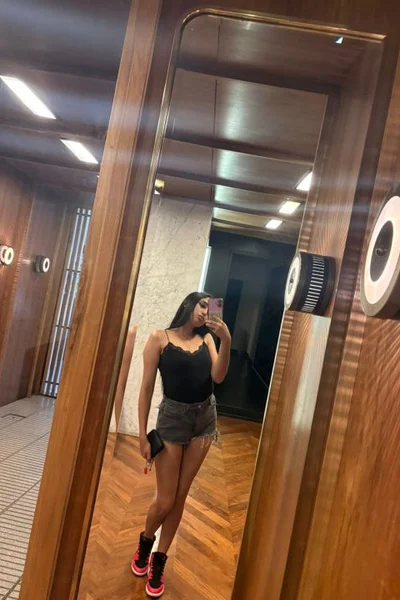 Julieta (23 años) — Microcentro, Argentina - 4