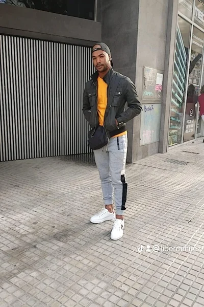 Jon (24 años) — Tres Cruces, Uruguay - 4