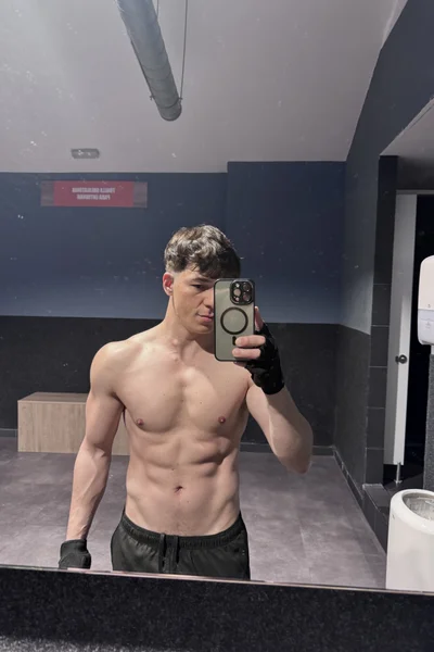 Adam (24 anos) — Madrid