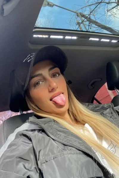 Stefania (26 años) — Villa Urquiza, Argentina - 8