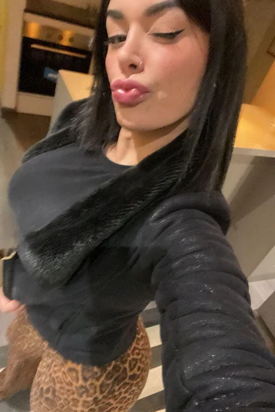 Antonella (30 años) — Punta Carretas, Uruguay - 6