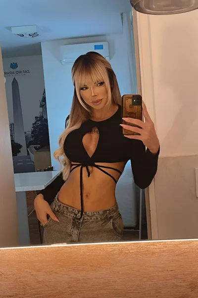 Florencia Kardashian (30 años) — Palermo, Argentina - 231