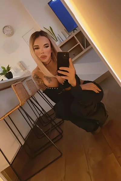 Florencia Kardashian (30 años) — Palermo, Argentina - 290