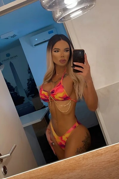 Florencia Kardashian (30 años) — Palermo, Argentina - 486
