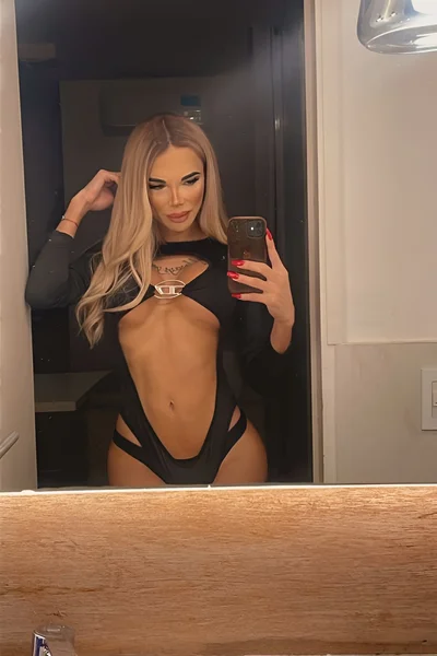 Florencia Kardashian (30 años) — Palermo, Argentina - 365