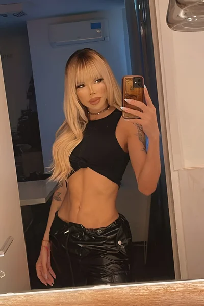Florencia Kardashian (30 años) — Palermo, Argentina - 170