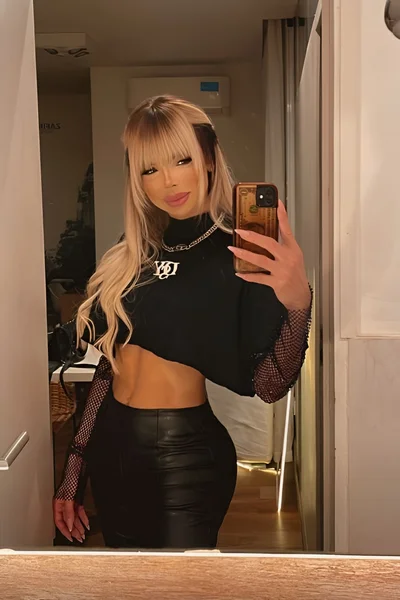 Florencia Kardashian (30 años) — Palermo, Argentina - 230