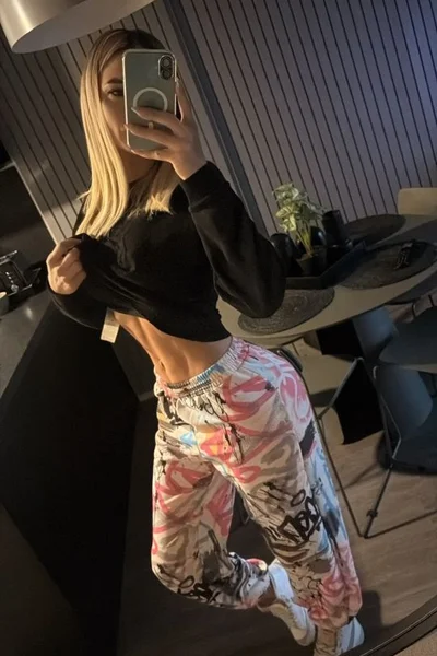 Florencia Kardashian - 104