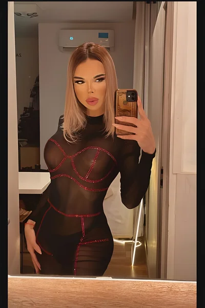 Florencia Kardashian (30 años) — Palermo, Argentina - 260