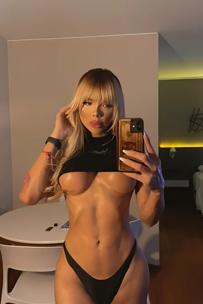 Florencia Kardashian (30 años) — Palermo, Argentina - 215