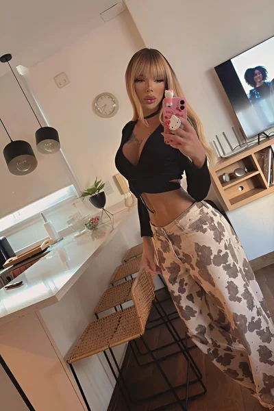 Florencia Kardashian (30 años) — Palermo, Argentina - 5