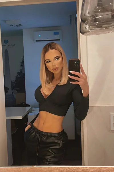 Florencia Kardashian (30 años) — Palermo, Argentina - 322
