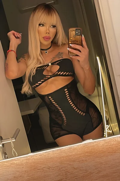 Florencia Kardashian (30 años) — Palermo, Argentina - 210