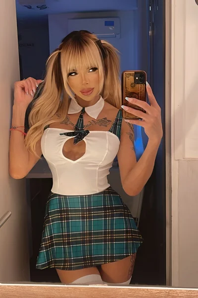 Florencia Kardashian (30 años) — Palermo, Argentina - 185