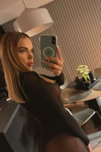 Florencia Kardashian - 102