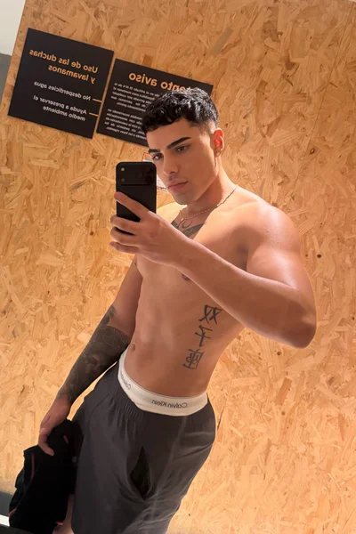 Valentín (24 years) — Santiago, Chile - 3