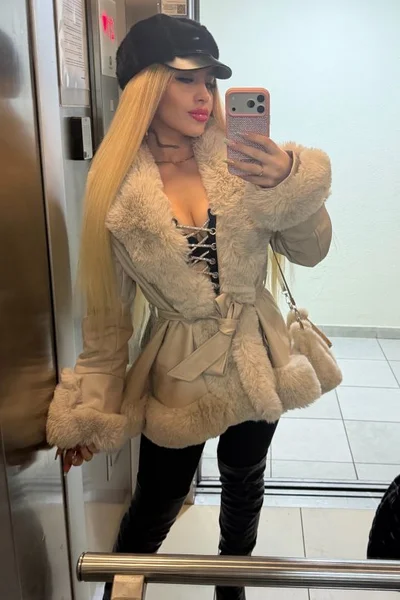 Salomé (24 years) — Las Condes, Chile - 2