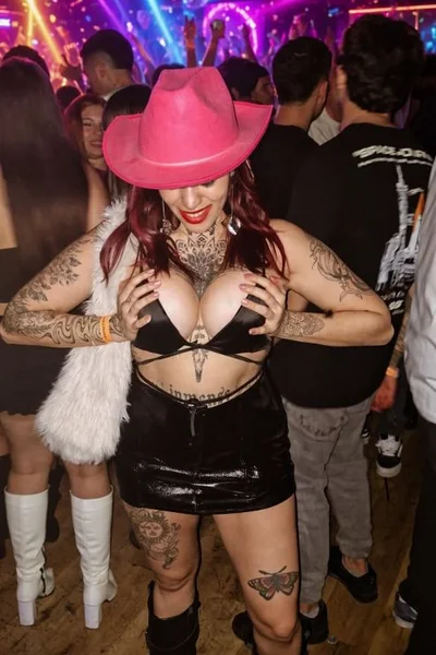 Emilia (25 años) — Confluencia, Argentina - 7