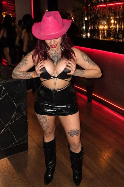 Emilia (25 años) — Confluencia, Argentina - 4