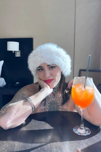 Emilia (25 años) — Confluencia, Argentina - 17