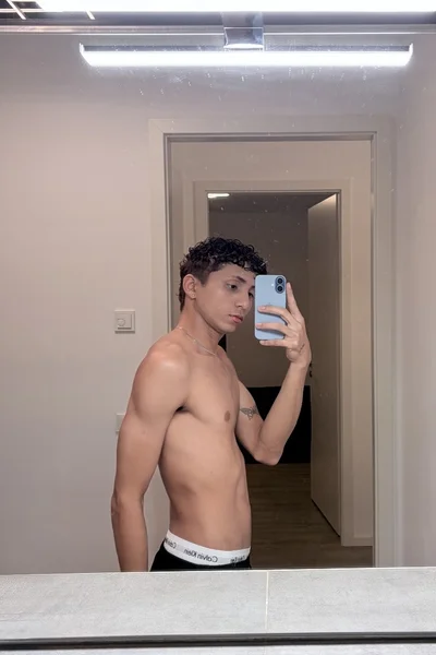 Lorenzo (22 anos) — Madrid, España - 3
