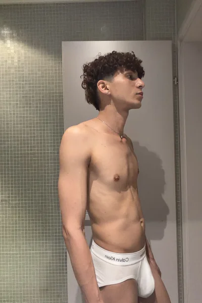 Lorenzo (22 anos) — Madrid, España - 1