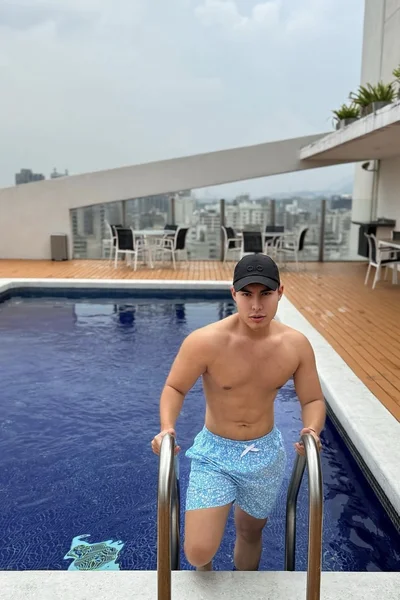 Luciano (22 años) — Madrid, España - 9