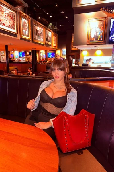 Valentina D (25 años) — Obelisco, Argentina - 16