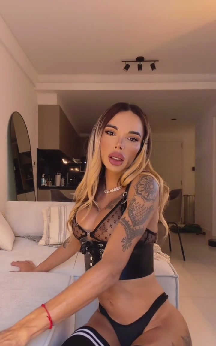 Florencia Kardashian - 170