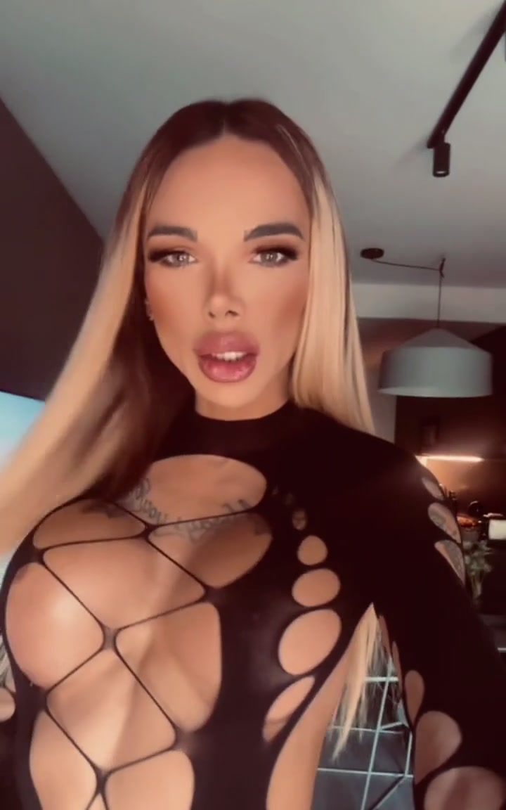 Florencia Kardashian - 212